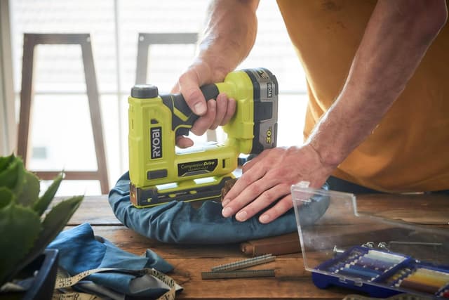Agrafeuse Ryobi 18V - Puissance et Précision