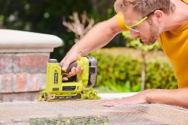 Agrafeuse Ryobi 18V - Puissance et Précision