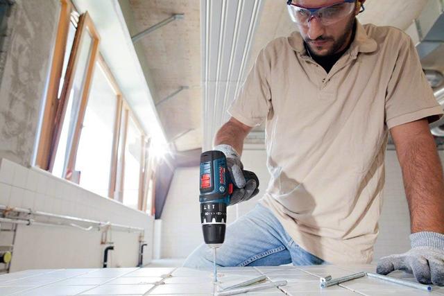 Bosch Professional 12V System perceuse-visseuse sans-fil GSR 12V-15 (avec 2 batteries 2,0 Ah + chargeur, set d'accessoires 39 pièces, dans sac)