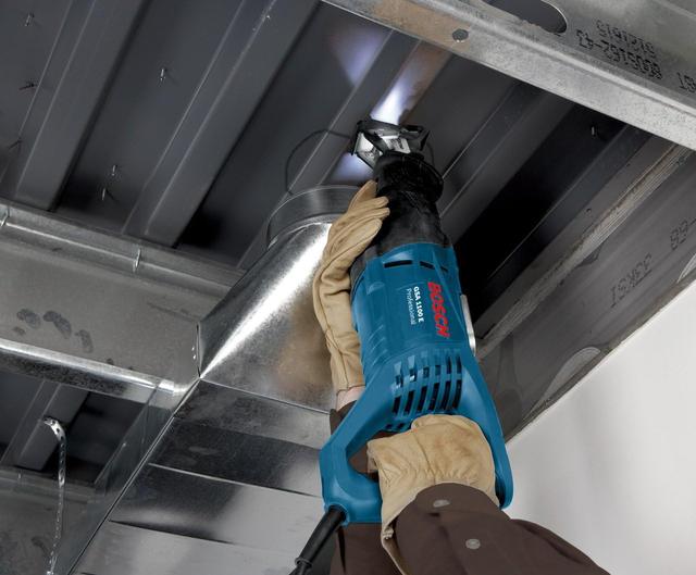Scie Sabre Bosch GSA1100E - Puissance et Précision