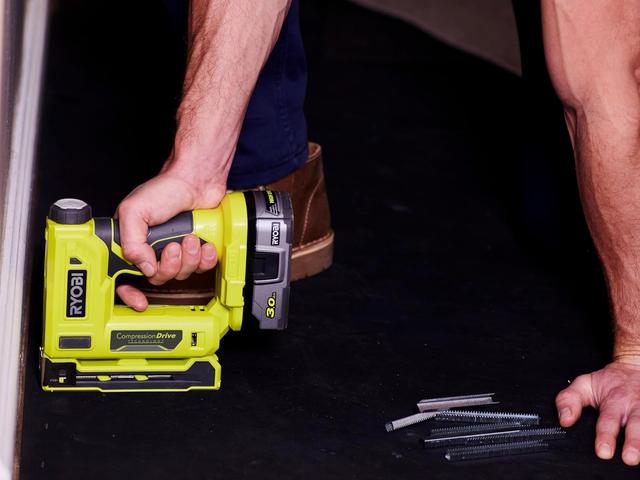Agrafeuse Ryobi 18V - Puissance et Précision