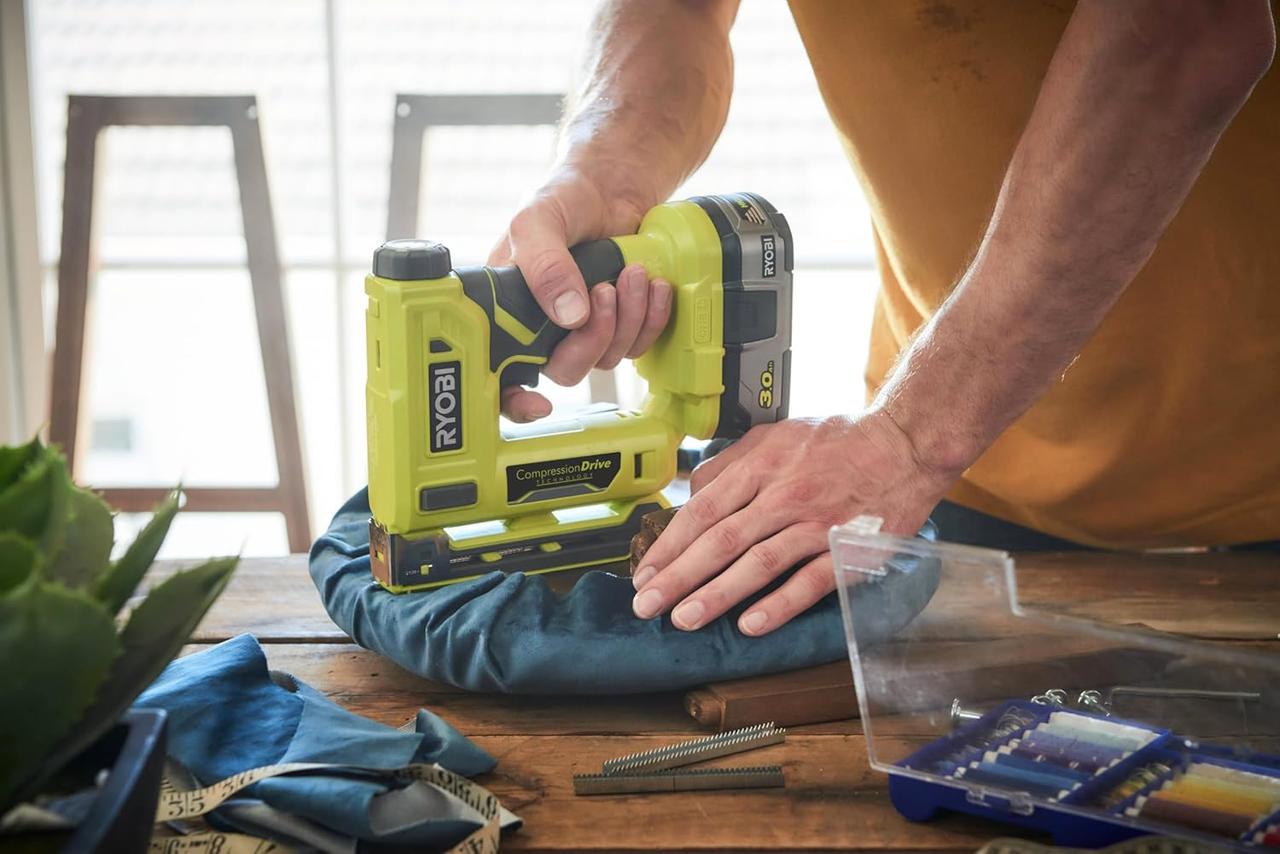 Agrafeuse Ryobi 18V - Puissance et Précision